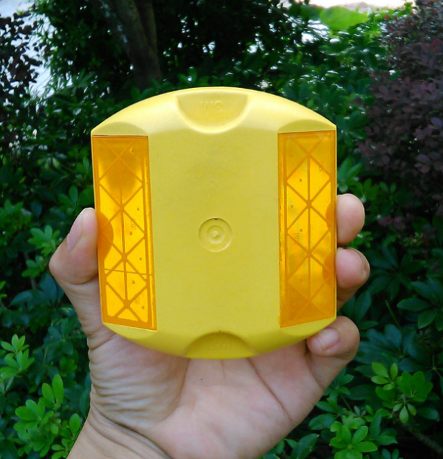 Multi-color highway road studs (3)